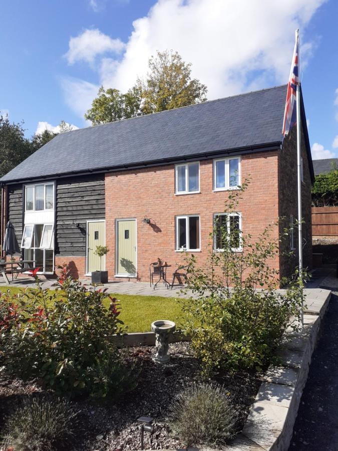 2 Bear Barns * Rhayader